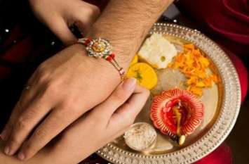 Raksha Bandhan 2019 : Sisters tied Rakhi and brothers promise protect Raksha Bandhan 2019 : 19 वर्ष बाद दुर्लभ संयोग, बहनों ने बांधी राखी तो भाईयों ने दिया रक्षा का वचन
