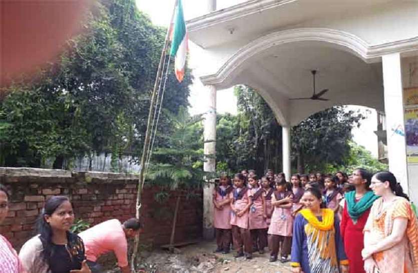 National Flag insult आजमगढ़ में राष्ट्रीय ध्वज का अपमान, आवासीय स्कूल में फहराया उल्टा तिरंगा