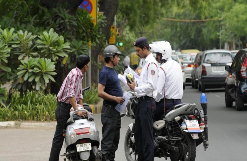 Traffic Challan जानें अपना हक : वाहन चेकिंग के दौरान वह चीज जिसके बिना ट्रैफिक  पुलिस नहीं कर सकती चालान | challan katne se kaise bache and traffic police  rules | Patrika News