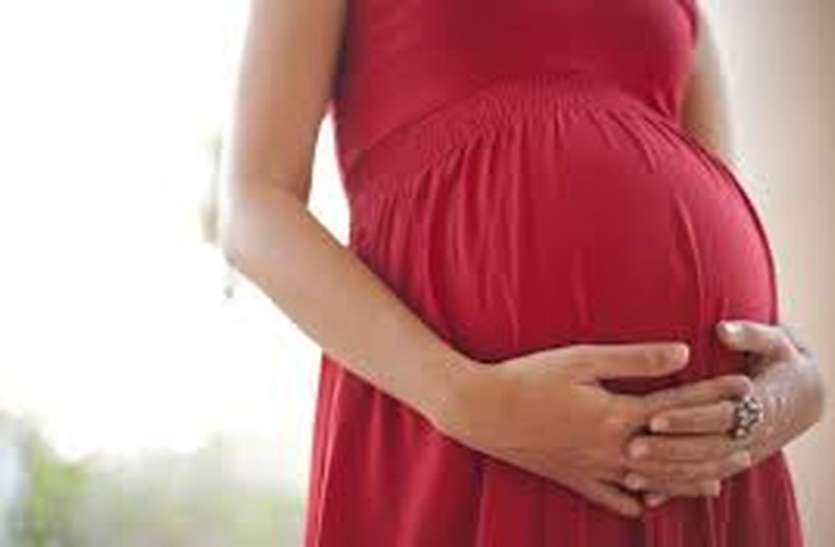 pregnant मानवता शर्मसार : पति को बचाने आई गर्भवती के पेट में मारी लात, बच्चे की मौत
