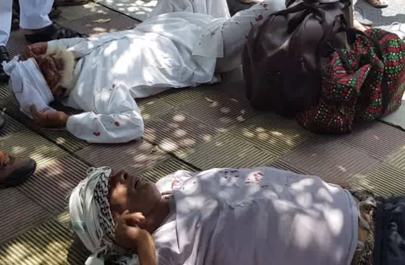 Muslim bujurg injured घंटों सड़क पर सड़पते रहे दुर्घटना में घायल दो बुजुर्ग, पर नहीं मिला एम्बुलेंस का नंबर