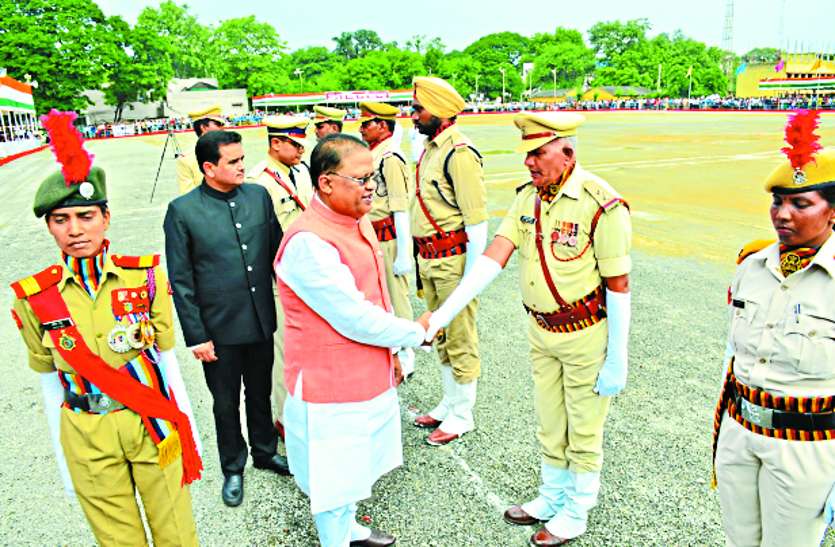 independence day जश्न-ए-आजादी पर शान से लहराया तिरंगा, पुलिस ग्राउंड में मंत्री अमर ने किया ध्वजारोहण,लोगों को बताईं उपलब्धियां