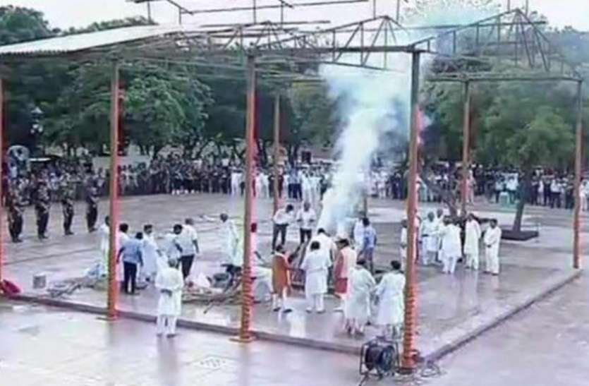 पंचतत्व में विलीन हुए अटल, दो महान नेताओं के बीच बनेगी समाधि पंचतत्व में विलीन हुए अटल, दो महान नेताओं के बीच बनेगी समाधि, मोदी सरकार ने बदला यूपीए का कानून
