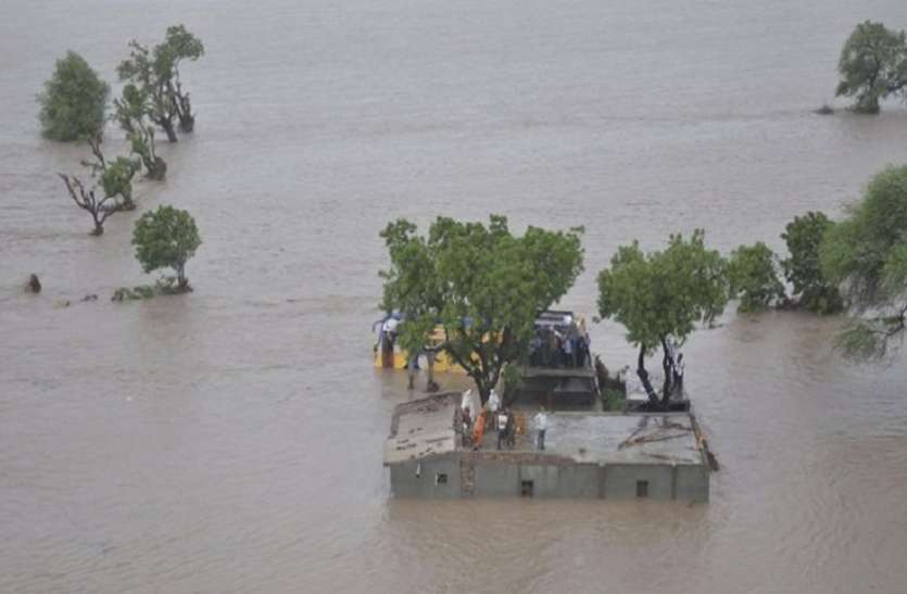 flood मानसून अलर्टः देश के 13 राज्यों में दो दिन होगी मूसलाधार बारिश, केरल में बाढ़ से 97 मौत