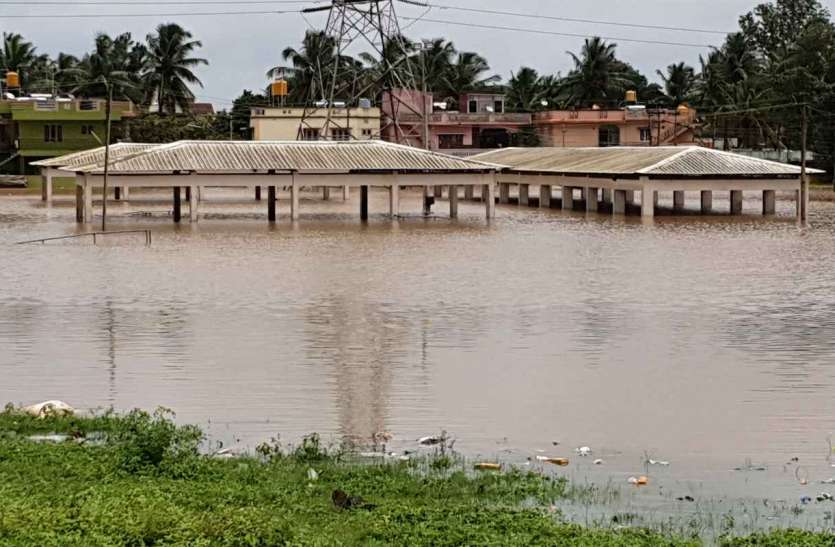 Karnataka, Rain कोड़ग़ू का मैसूरु से संपर्क टूटा, भूस्खलन जारी, हालात खराब
