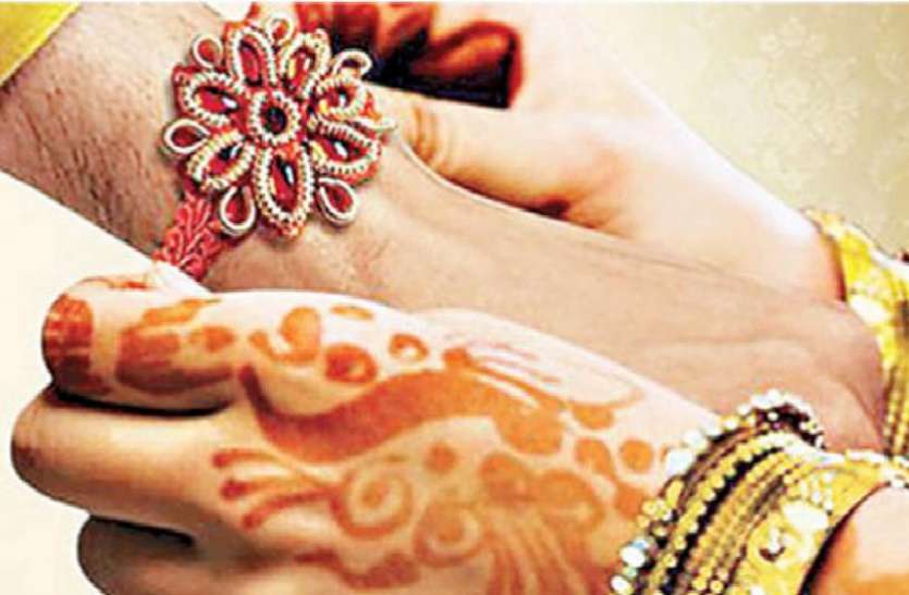 rakhi bandhne ka shubh muhurat 2018 राखी बांधते समय करें इस मंत्र का उच्चारण, जानें क्यों है खास