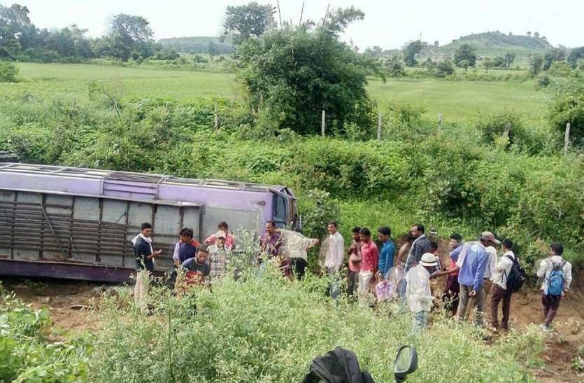 Bus overturns on panna janakpur road, passengers injured पन्ना-जनकपुर मार्ग में यात्री बस पलटी, तीन दर्जनों से अधिक यात्री घायल