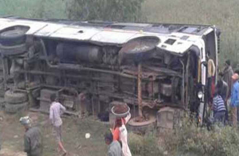 bus accident in flood of river यात्रियों से खचाखच भरी बस उफनते नाले के पास पलटी