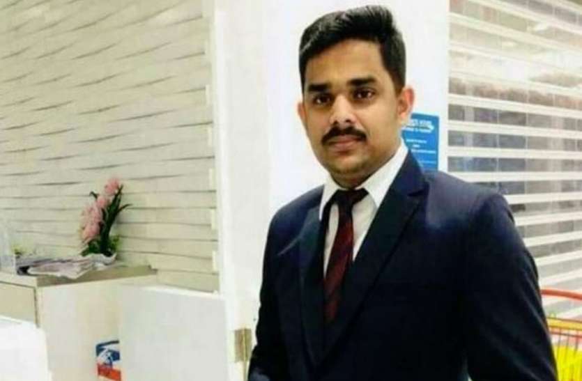 man sacked from Gulf firm for insensitive comment on kerala flood कैशियर ने उड़ाया केरल बाढ़ पीड़ितों का मजाक, नाराज कंपनी ने उठाया बड़ा कदम