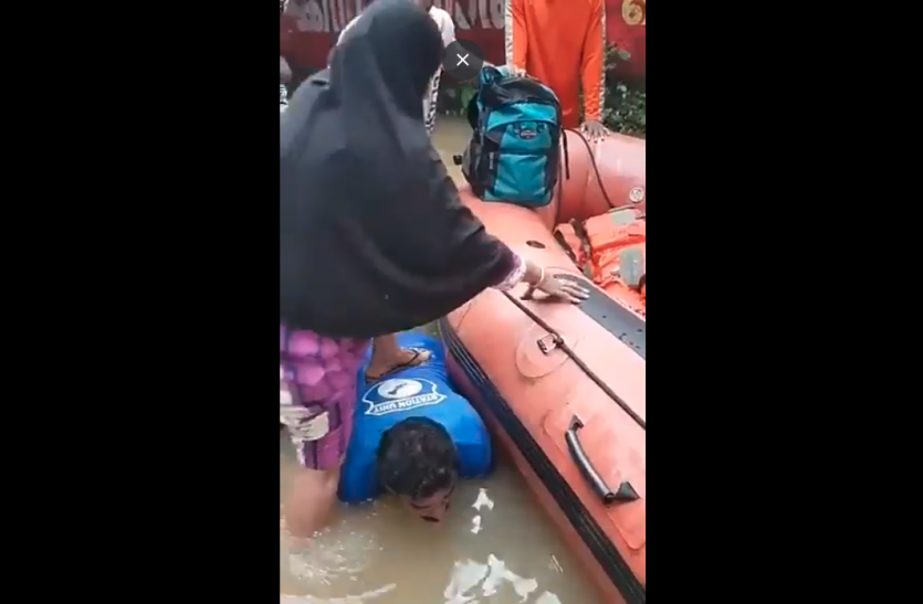 kerala वीडियो: ऊंची नाव में नहीं चढ़ पा रही थी महिलाएं, फिर जवान ने किया ऐसा काम कि पूरा देश रह गया सन्न