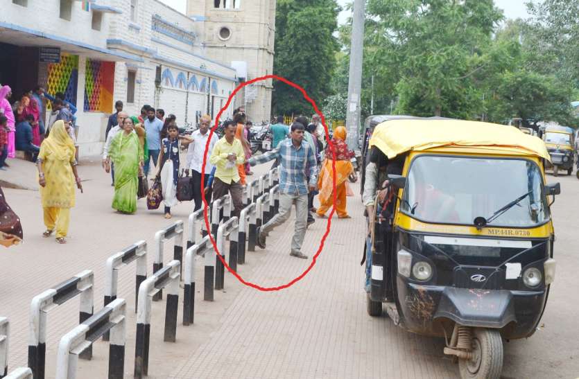 patrika -अब भी चल रही ऑटो चालकों की मनमानी