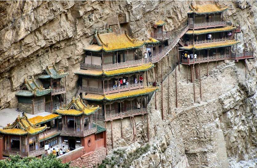 hanging कई सालों से हवा में झूल रहा है यह अद्भुत मंदिर, जाने वाले की अटकी रहती हैं सांसे
