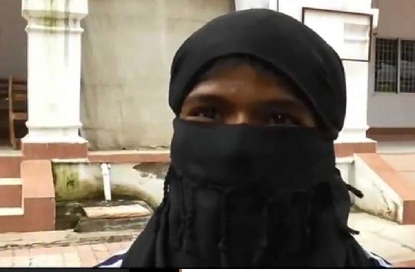 A girl beaten by dabang in up लड़की ने नहीं दिया मोबाइल नंबर, तो दबंगों ने की अभद्रता और मारपीट