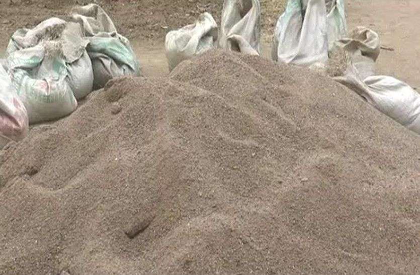 Illegal sand mining अधिकारियों-ठेकेदार में साठगांठ से चल रहा बजरी का अवैध कारोबार