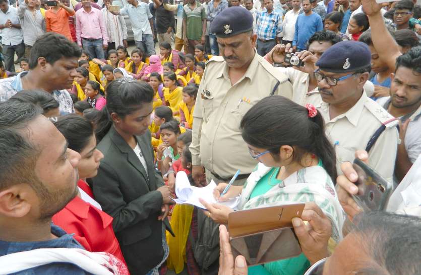 seoni मृत छात्रा को श्रद्धांजलि देकर हत्यारे को फांसी देने की मांग