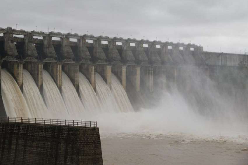 नर्मदा खतरे के निशान पर, लगातार बढ़ रहा जलस्तर- देखें वीडियो