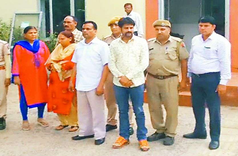 jaipur समझौते के नाम पर 50 लाख मांगे, 22 लाख में सौदा तय, 3 लाख वसूलते चार पकड़े