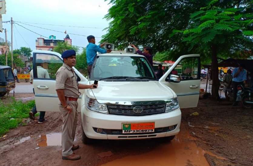 Police action, election commission, action, vehicle, invoice, leader, shivpuri news, shivpuri news in hindi, mp news वाहनों से हटाया नेताओं का रुतबा, पूर्व विधायक के वाहन का किया चालान