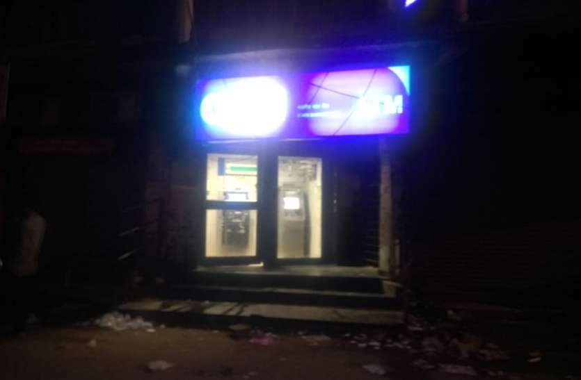 Attempts to break atms three youth arrested देररात एटीएम तोडऩे घुसे लुटेरे, हैदराबाद से देखी लोकेशन और पहुंच गई पुलिस