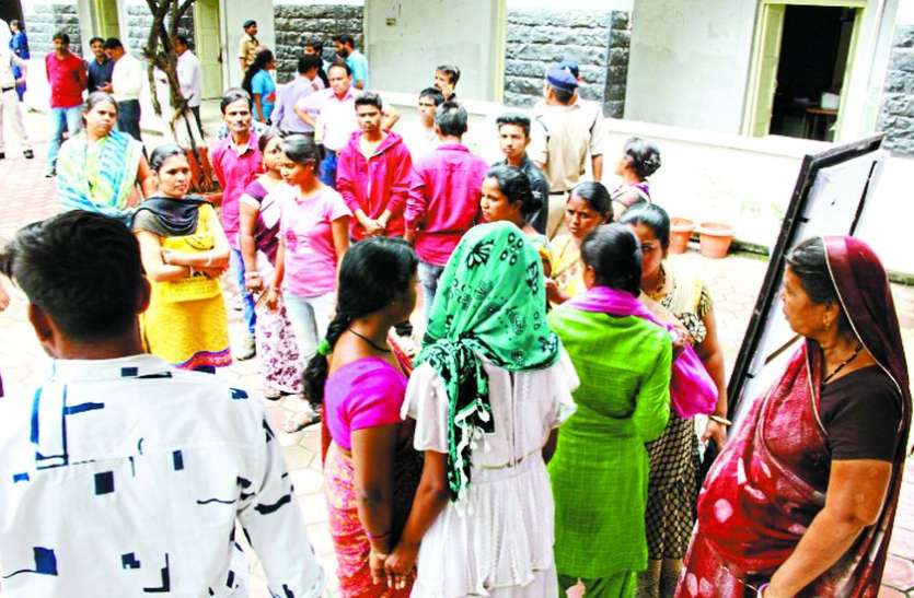 ladies दुष्कर्म पीडि़ता के साथ थाने पहुंची महिलाएं, एएसपी बोले - आरोपी की गर्दन काट देंगे