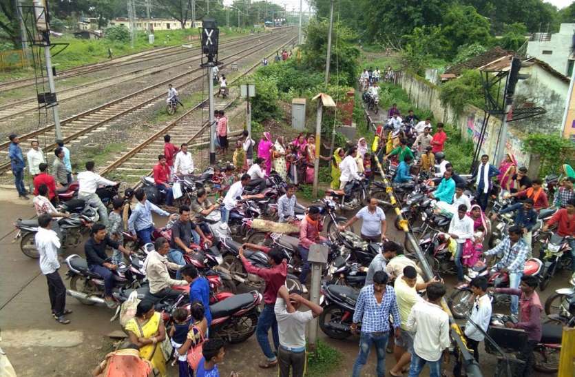 railway fatak पठारी रोड रेलवे फाटक डेढ़ घंटे रहा बंद, हुआ हंगामा