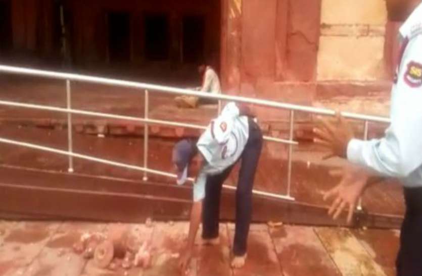 Buland Darwaza बुलंद दरवाजे का पत्थर अचानक गिरा, बाल - बाल बच गये पर्यटक