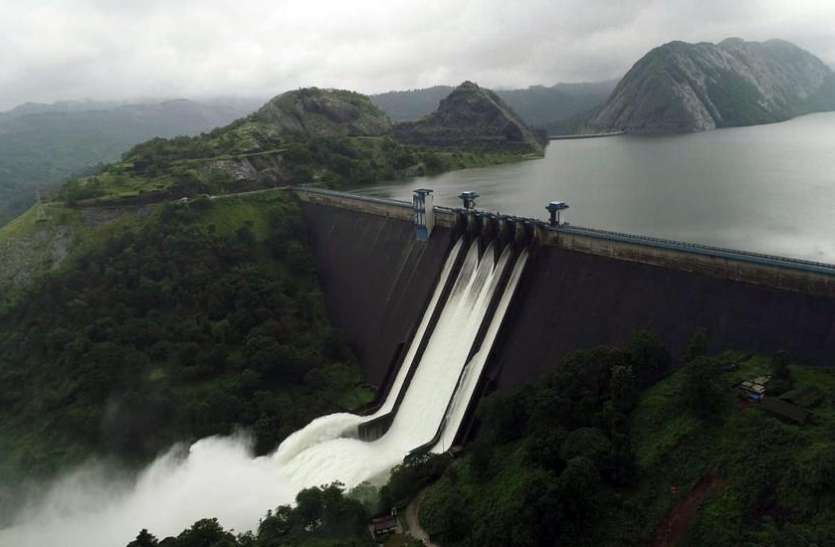 idukki बाढ़ की वजह से 40 साल पीछे चला गया केरल का यह पहाड़ी इलाका, 26 साल में पहली बार खुले बांध के गेट
