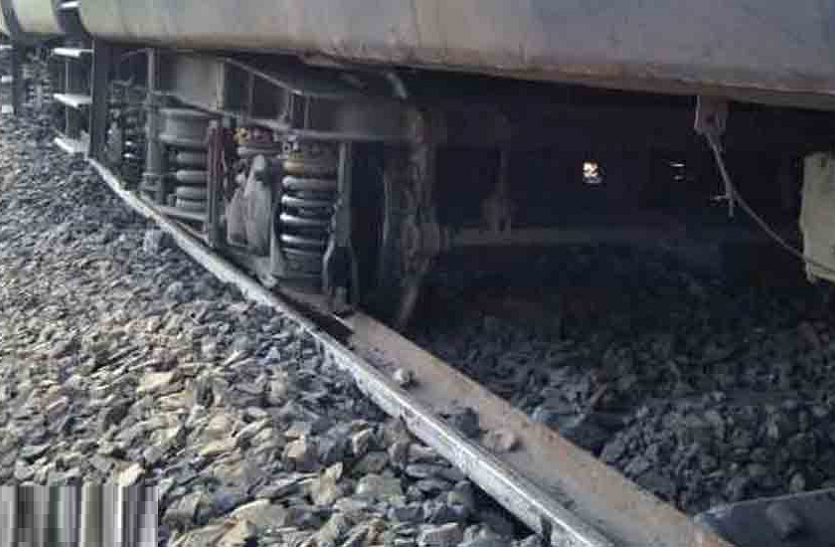 man jumps before train in Barmer मोकलसर - बिशनगढ़ रेलमार्ग के पर अण्डरब्रिज के पास युवक रेलगाड़ी के आगे कूदा, परिजनों ने बिस्तर खाली देखा तो चला पता
