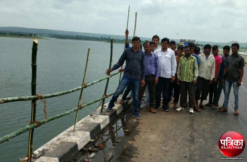 banswara बांसवाड़ा : प्रशासन बना रहा बेपरवाह, युवाओं ने दिया सुरक्षा का संदेश, माही पुल पर बांधा बांस का ‘रक्षा सूत्र’