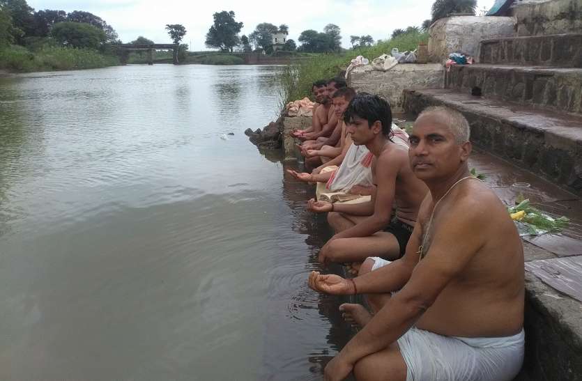 seoni वैनगंगा नदी तट पर जुटे ब्राम्हणों ने किया ऋषि पूजन, तीर्थ प्रार्थना