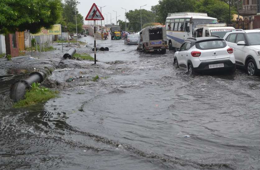 Bad Condition of Alwar After Heavy Rain अलवर में बारिश के बाद गंदे नालों का पूरा पानी आ गया सडक़ पर, जिला कलक्टर की गाड़ी फंसने के बाद भी नहीं ली सुध