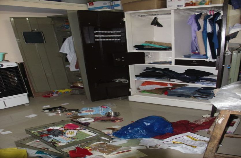 crime news एक ही रात में तीन सूने घर के ताले चटकाए, आवाज देकर सरेंडर करने को कहा तो घर से निकलते बरसाए पत्थर