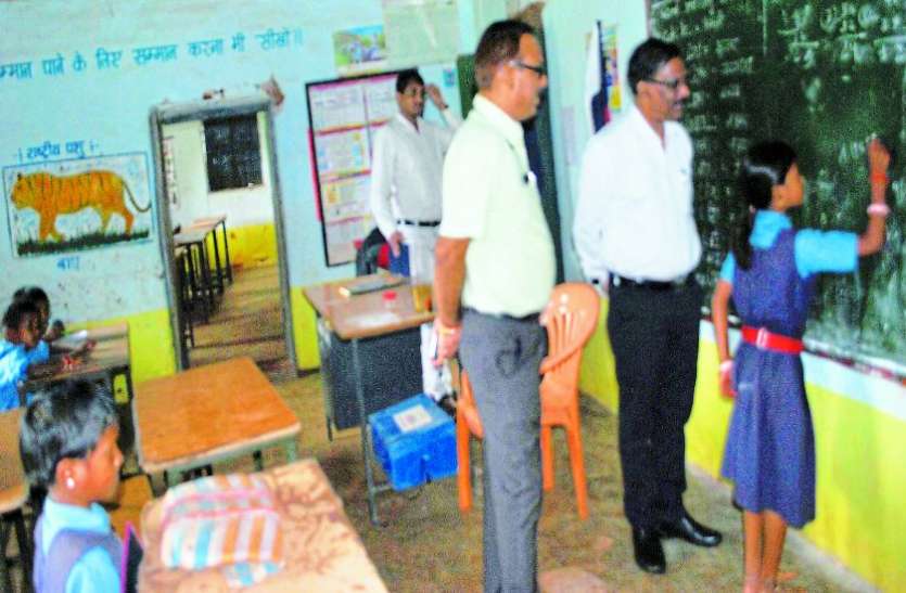 seoni शिक्षा के स्तर को सुधारने के लिए शिक्षक हुए सम्मानित