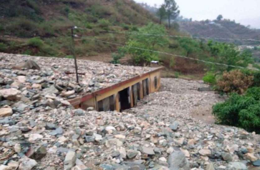 cloud उत्तराखंड: भूस्खलन से मलबे में दबे 8 लोग, 3 शवों को निकाला गया
