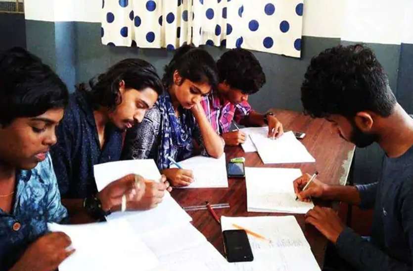 handwritten notebooks केरल में खुले स्कूल, एनजीओ ने स्टूडेंट्स को दीं हैंडरिटन नोटबुक्स