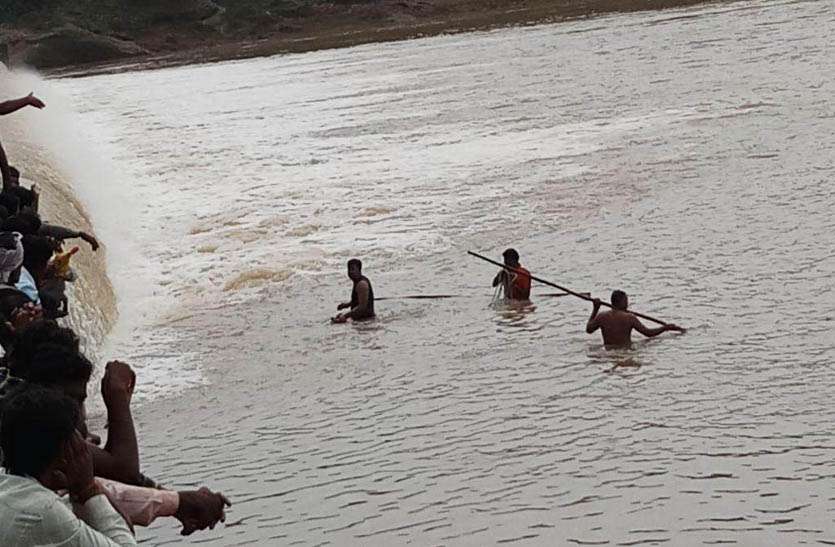 बरुबेह भीलान को आजादी का इन्तजार,गंभीर मरीजों को चारपाई से लाना पडता है गांव से बाहर बरुबेह भीलान को आजादी का इन्तजार,गंभीर मरीजों को चारपाई से लाना पडता है गांव से बाहर