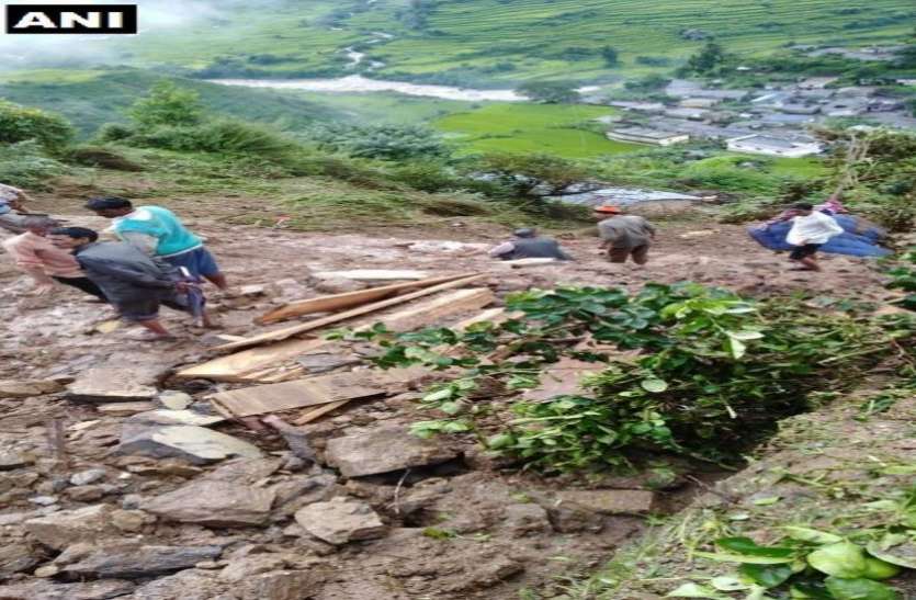 landslide उत्तराखंड: बादल फटने से मकान में जिंदा दफन हुए 8 लोग, 4 शवों को मलबे से निकाला गया बाहर