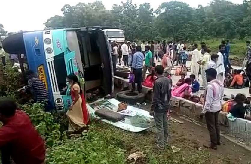 news हाइवे पर बस पलटी, 42 यात्री घायल