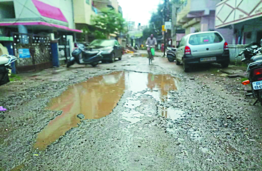 sadak गांव की पगडंडियों से भी बदहाल संतनगर की सड़कें