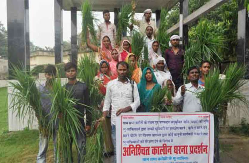 Dalit Protest आजमगढ़ में इस बात को लेकर डीएम कार्यालय जा धमके दलित