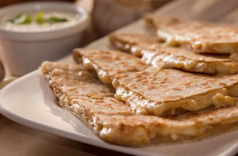 cheese paratha बच्चों की पार्टी के लिए बनाएं टेस्टी चीज पराठा