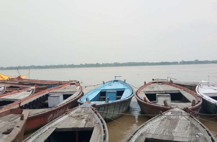 Ganga Water Level गंगा में नाव पलटने से बाल-बाल बची