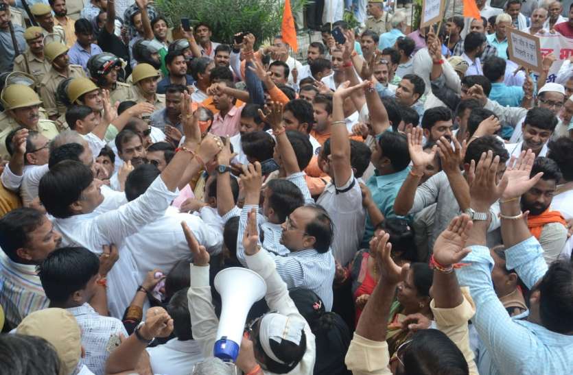 sc st act काले कानून के विरोध में सर्व समाज का प्रदर्शन, लोकसभा चुनाव से पहले मोदी सरकार को चेताया