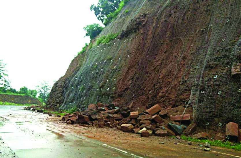 1 भूस्खलन : गोप से तराई सडक़ का टूटा सम्पर्क