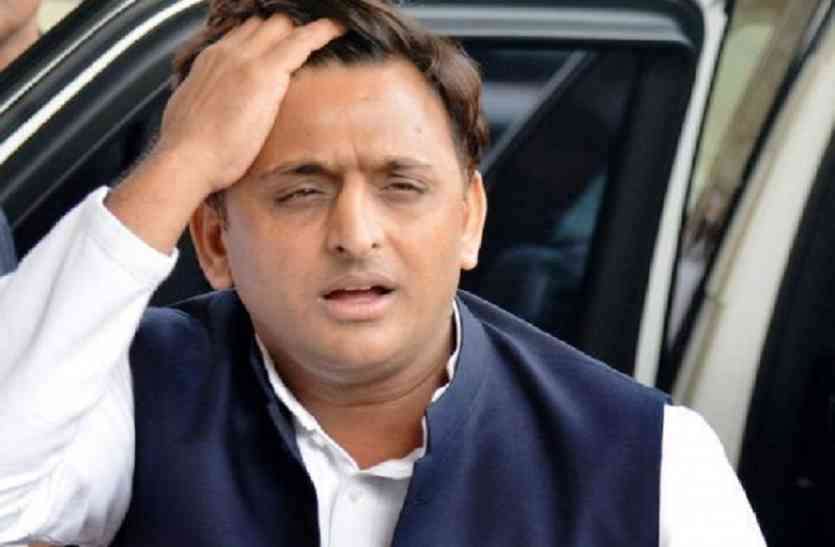 Laptop will be new says Siddharthnath, but Akhilesh tells a lie लैपटाप पर बोले मंत्री सिद्धार्थनाथ सिंह - हम अखिलेश नहीं हैं, झूठ नहीं बोलते, वे पहले अपने झगड़े पिटाएं फिर बात करें