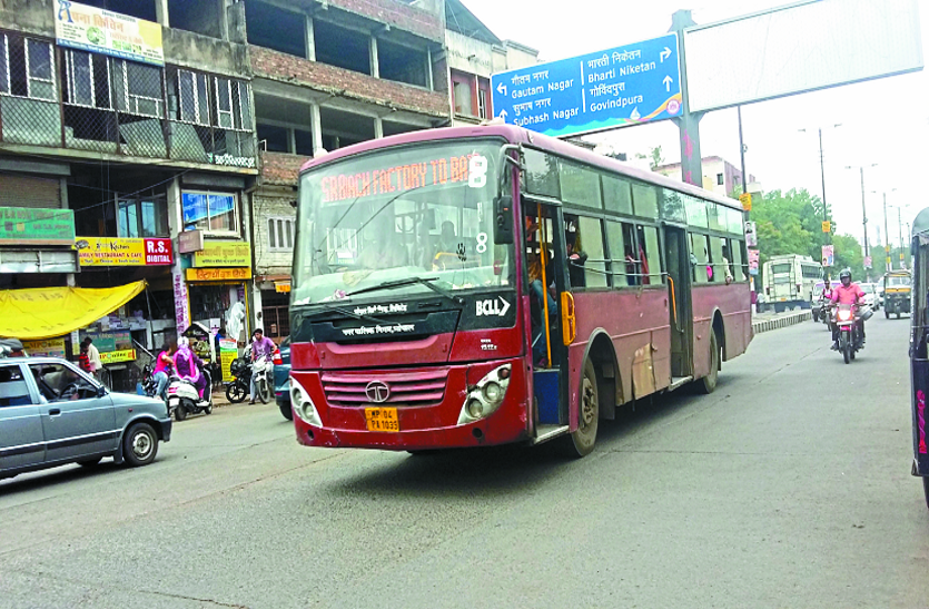 red bus खटारा बसों में सफर करने की मजबूरी