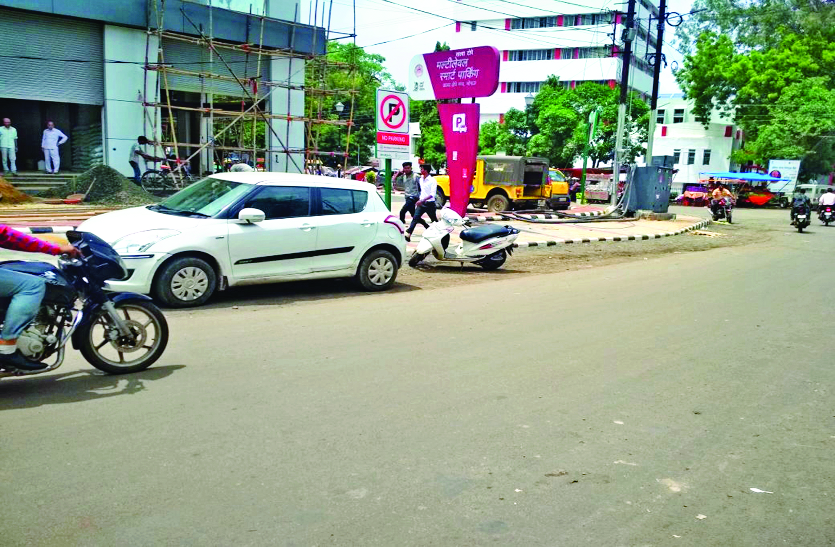 parking नो पार्किंग में वाहनों का जमघट