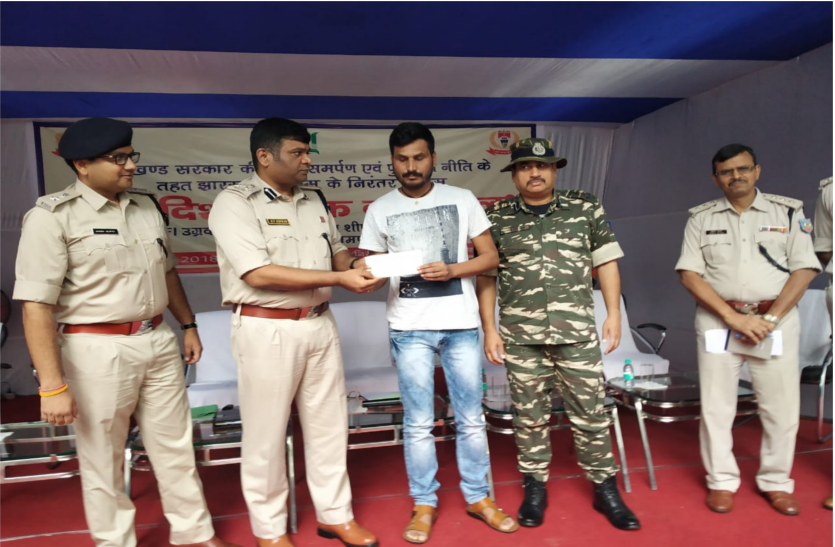 plfi naxalist 10 लाख के इनामी पीएलएफआई जोनल कमांडर ने किया सरेंडर
