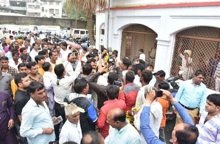 Patrika पूर्वमंत्री के सामने आपस में भिड़ गए कांग्रेसी