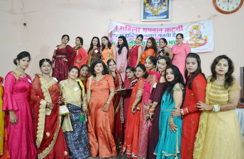 teejdi Festival Celebration in katni पति की उम्र बढ़ाने महिलाओं ने किया ये काम, रेम्प वॉक में भी विखेरा जलवा, देखें वीडियो